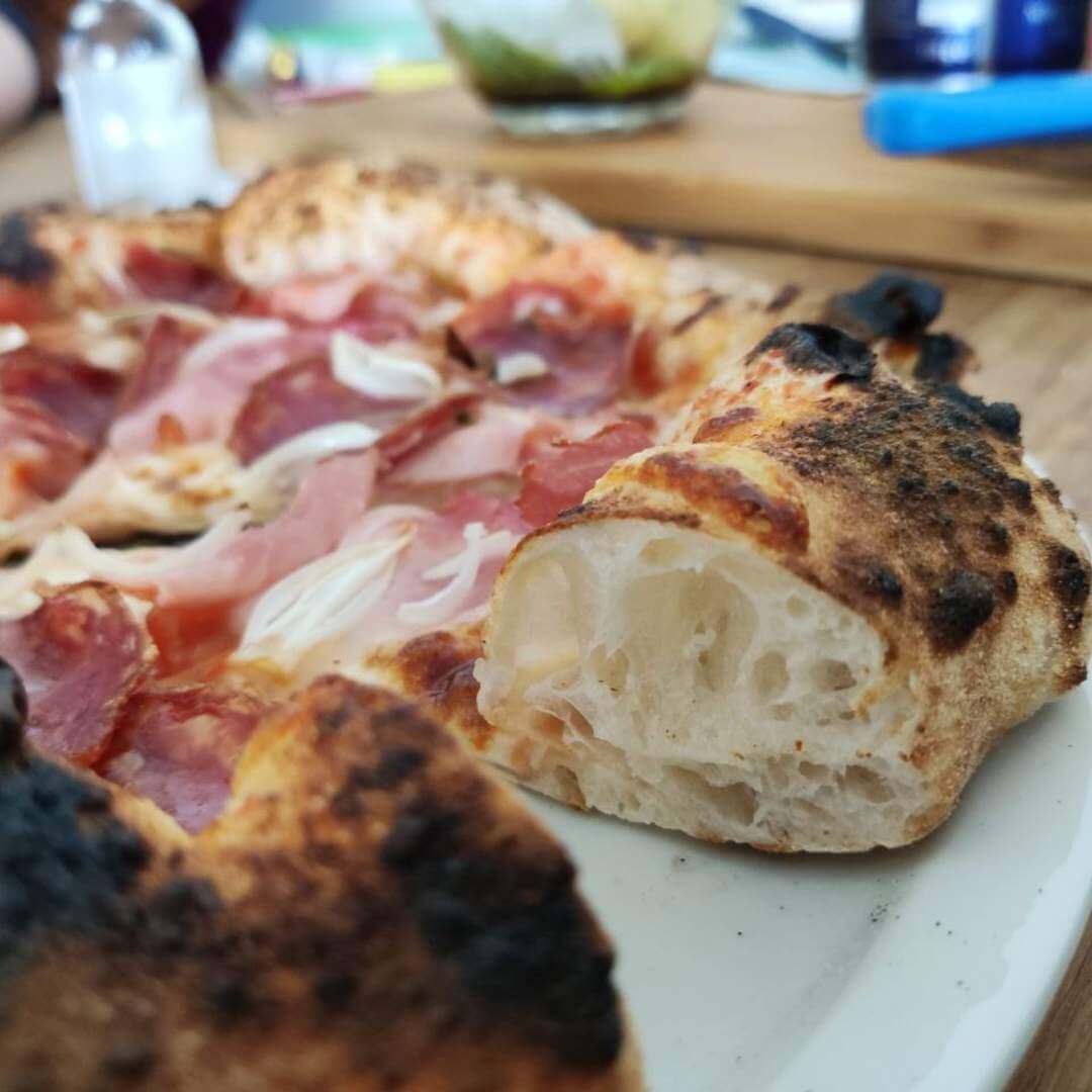 Pizza neapolitanische Art aus dem Holzofen